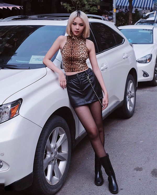  Phí Phương Anh thể hiện tinh thần sành điệu với hai xu hướng hot là áo hoạ tiết da beo và chân váy da.