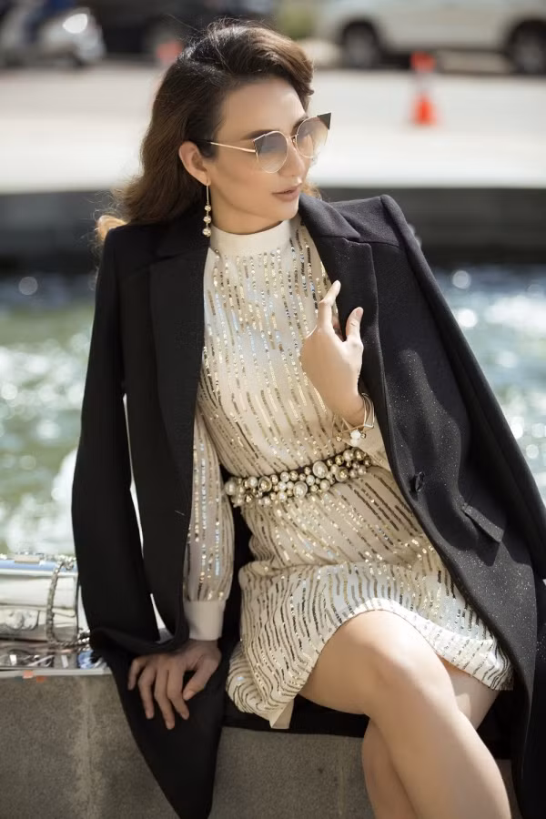 Tổng thể ngoại hình của Ngọc Diễm cuốn hút nhờ sự đồng điệu về màu sắc, chất liệu của trang phục đến phụ kiện.