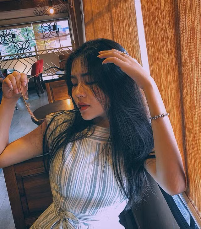  Chỉ còn ít thời gian nữa Hải Nhi sẽ bước vào kì thi quan trọng, cô bạn dự định sẽ thi vào trường ĐH Kinh tế TP. HCM. Để chuẩn bị cho giai đoạn quan này, Nhi đang tích cực học tập để đạt được mục tiêu đã đề ra.