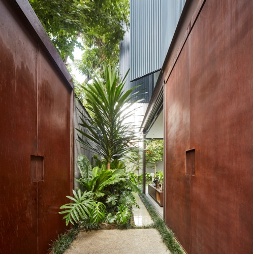 Tương phản với tường thép cứng nhắc chính là vườn cây xanh mát.