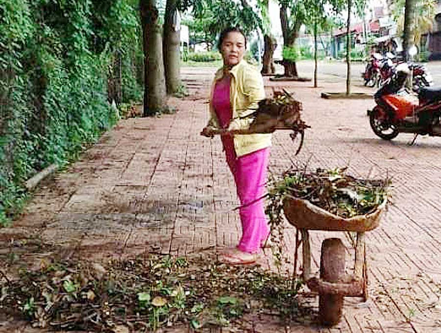  Hội viên Hội Liên hiệp Phụ nữ thị trấn Chư Prông thu gom rác thải. Ảnh: H.T