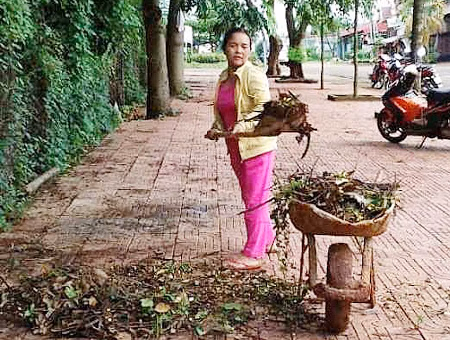  Hội viên Hội Liên hiệp Phụ nữ thị trấn Chư Prông thu gom rác thải. Ảnh: H.T