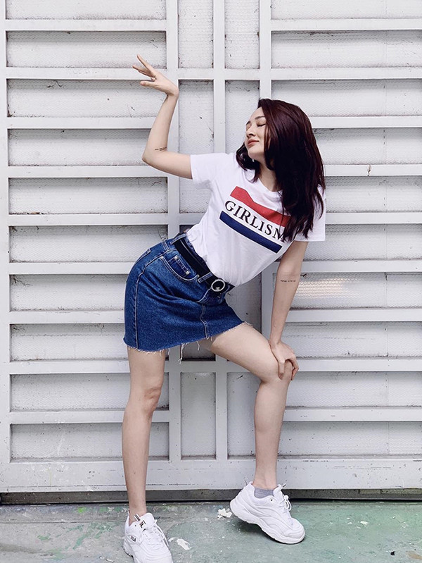  Bảo Anh với hình ảnh trẻ trung, tinh nghịch khi kết hợp áo thun và chân váy jeans, giầy thể thao.