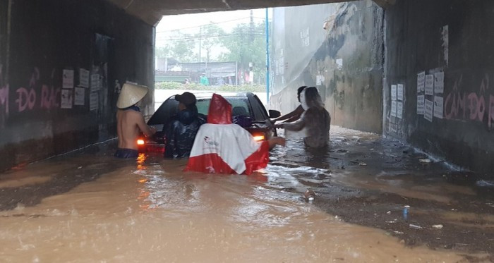Mưa lũ khiến nhiều địa điểm tại TP. Nha Trang bị chia cắt, đất đá sạt lở khiến ít nhất 12 người chết  Mưa lũ khiến nhiều địa điểm tại TP. Nha Trang bị chia cắt, đất đá sạt lở khiến ít nhất 12 người chết