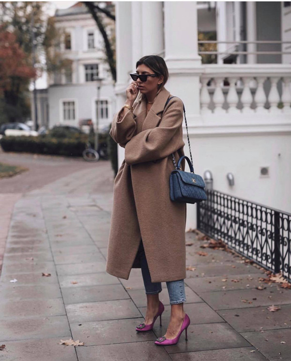  Áo khoác màu trung tính đi kèm sơ mi hay áo thun trắng, quần jeans xanh cổ điển là công thức được áp dụng nhiều nhất.