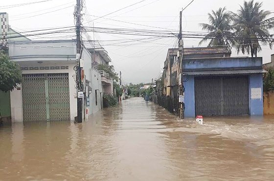  Nhiều tuyến đường ở TP Nha Trang, Khánh Hòa bị ngập sâu trong sáng 18-11 do mưa lớn, ảnh hưởng áp thấp nhiệt đới gần bờ. 