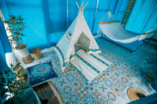 Đặc biệt nhất là phòng trên tầng gác cao với view cảnh ban công. Ở đây, bạn có thể vén màn đón bình minh trong tâm trạng háo hức và ngắm hoàng hôn trong ngập tràn cảm xúc. Đây cũng là nơi có thể ngồi thưởng trăng, uống trà chiều. Đặc biệt nhất là phòng trên tầng gác cao với view cảnh ban công. Ở đây, bạn có thể vén màn đón bình minh trong tâm trạng háo hức và ngắm hoàng hôn trong ngập tràn cảm xúc. Đây cũng là nơi có thể ngồi thưởng trăng, uống trà chiều.