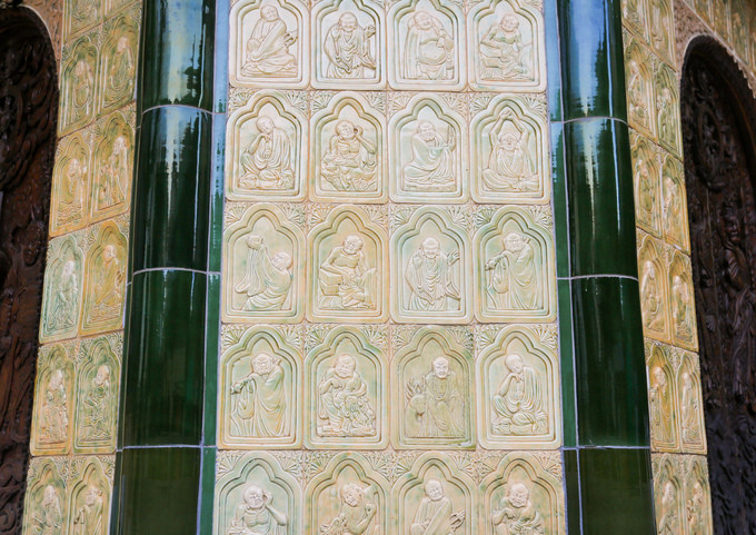 Những viên gạch ốp bên ngoài tháp đều bằng gốm, khắc họa hình thập bát la hán. Những viên gạch ốp bên ngoài tháp đều bằng gốm, khắc họa hình thập bát la hán.