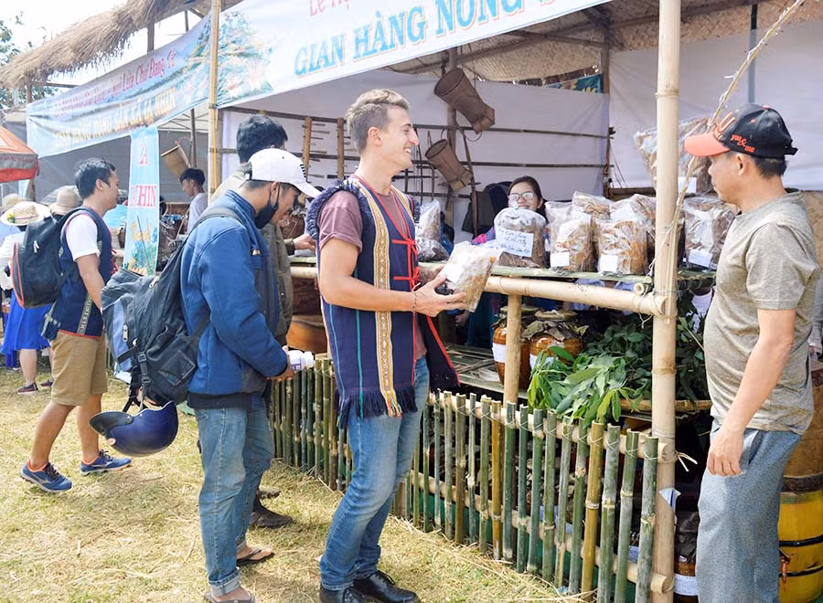  Du khách nước ngoài mua sản phẩm nông sản sạch. Ảnh: Hà Tây