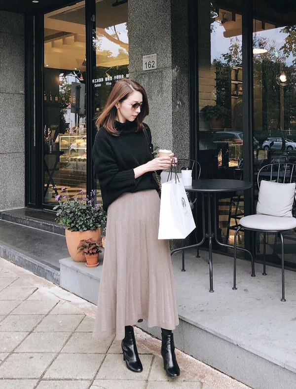 Các nàng nên chọn thêm các mẫu phụ kiện hot trend như bốt da, giầy loafer để hoàn thiện set đồ và khiến hình ảnh của mình cuốn hút hơn khi xuống phố.