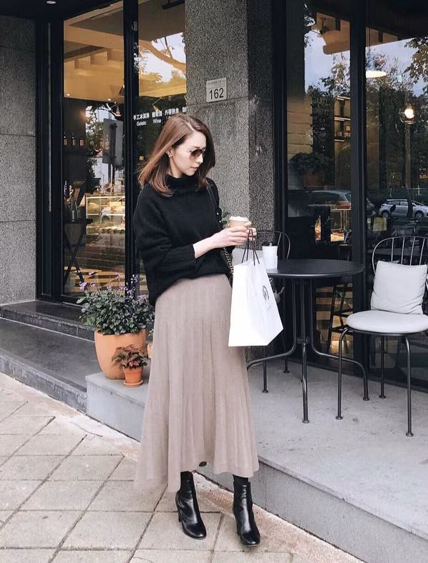 Các nàng nên chọn thêm các mẫu phụ kiện hot trend như bốt da, giầy loafer để hoàn thiện set đồ và khiến hình ảnh của mình cuốn hút hơn khi xuống phố.