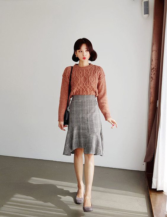 Những cô nàng sành điệu, yêu xu hướng mới thì không nên bỏ qua hai xu hướng áo len vặn thừng và chân váy vải tweed ở mùa đông 2018.