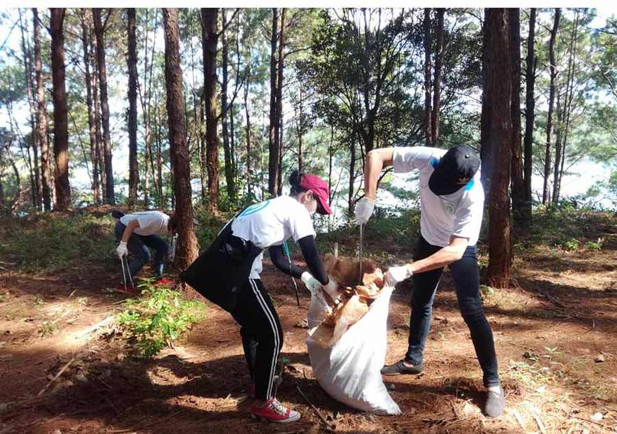 Dọn rác ở một số điểm của Gia Lai Xanh. Ảnh: Gia Lai Xanh