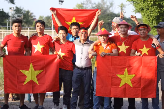 Đến 17 giờ chiều, đã có hơn 1.000 CĐV Việt Nam đến sân, sẵn sàng tiếp lửa cho thầy trò HLV Park Hang-seo