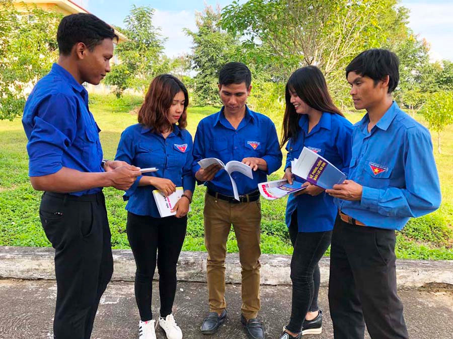  Thành viên của Câu lạc bộ Tiền hôn nhân thị trấn Đak Pơ trao đổi thông tin tuyên truyền. Ảnh: P.L