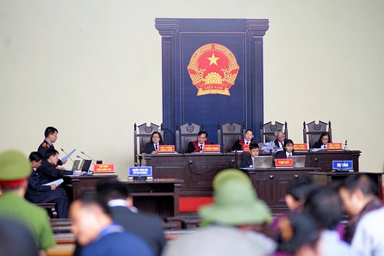 Đại diện Viện Kiểm sát nhân dân tỉnh Phú Thọ trình bày quan điểm và đề nghị mức án đối với các bị cáo. Ảnh ĐỖ TRUNG Đại diện Viện Kiểm sát nhân dân tỉnh Phú Thọ trình bày quan điểm và đề nghị mức án đối với các bị cáo. Ảnh ĐỖ TRUNG