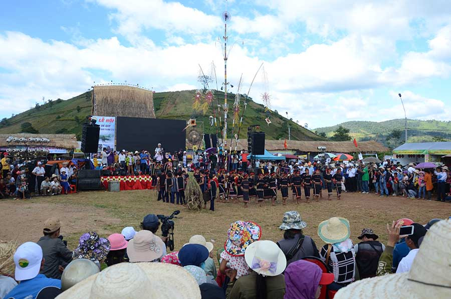 Hàng trăm du khách theo dõi các tiết mục cồng chiêng của các em học sinh. Ảnh: P.L