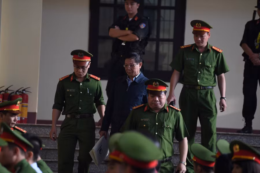 Ông Phan Văn Vĩnh đến phiên xét xử. 