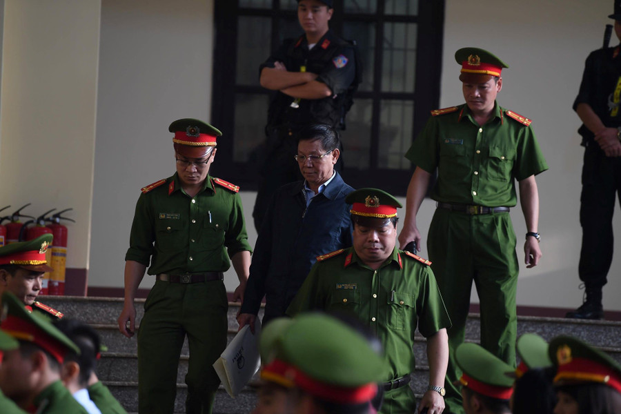 Ông Phan Văn Vĩnh đến phiên xét xử. 