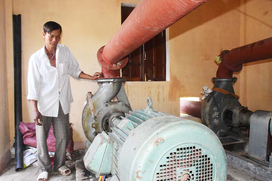  Nhân viên trạm bơm Kim Tân 2 (xã Kim Tân, huyện Ia Pa) bảo dưỡng máy bơm chuẩn bị tưới cho vụ Đông Xuân 2018-2019. Ảnh: Ngọc Sang