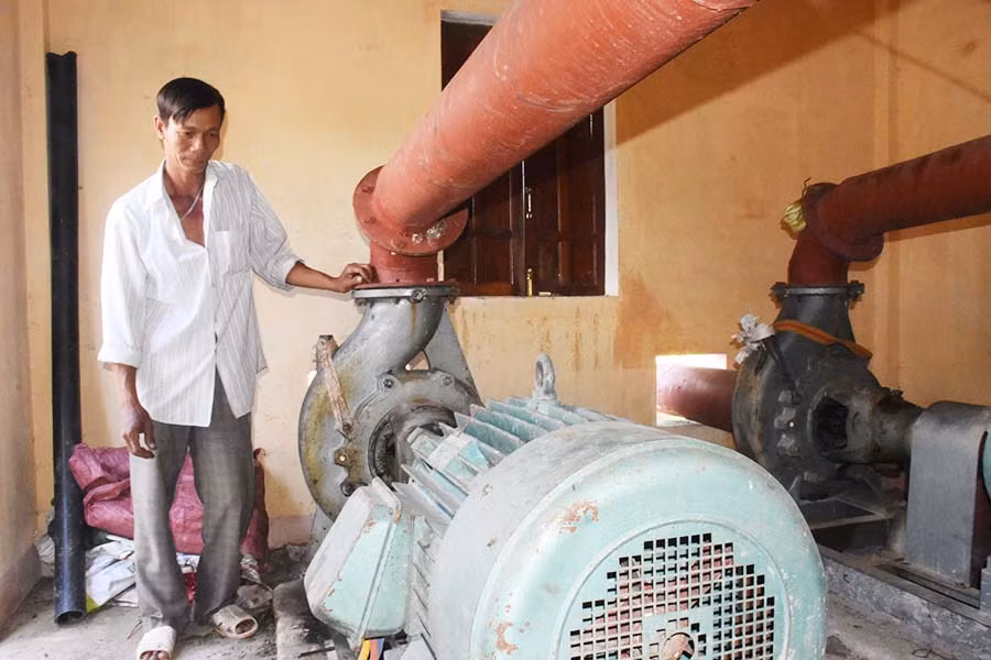 Nhân viên trạm bơm Kim Tân 2 (xã Kim Tân, huyện Ia Pa) bảo dưỡng máy bơm chuẩn bị tưới cho vụ Đông Xuân 2018-2019. Ảnh: Ngọc Sang