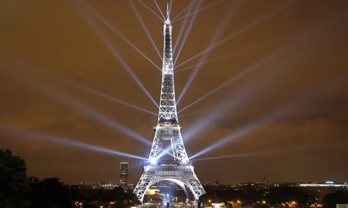 Paris, Pháp: Tháng 9 vừa qua, nhà thiết kế Motoko Ishii và Akari-Lisa Ishii đem đến cho công chúng màn trình diễn ánh sáng dài 2 ngày trên tháp Eiffel. Hoạt động này nhằm kỷ niệm 160 năm quan hệ ngoại giao giữa Pháp và Nhật Bản. Ảnh: Charles Platiau/Reuters.