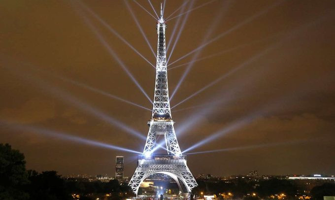 Paris, Pháp: Tháng 9 vừa qua, nhà thiết kế Motoko Ishii và Akari-Lisa Ishii đem đến cho công chúng màn trình diễn ánh sáng dài 2 ngày trên tháp Eiffel. Hoạt động này nhằm kỷ niệm 160 năm quan hệ ngoại giao giữa Pháp và Nhật Bản. Ảnh: Charles Platiau/Reuters.