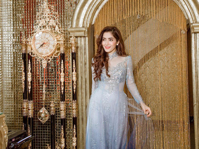 Ở một bức ảnh trong nhà sau đó, 