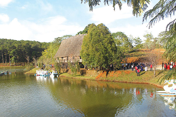 Hồ Đắk Ke trong veo, bình lặng