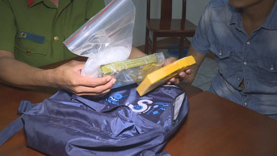 Theo khai nhận, minh sẽ được trả 10 triệu đồng tiền công khi giao 2 bánh heroin và hơn 300 gam ma túy đá Theo khai nhận, minh sẽ được trả 10 triệu đồng tiền công khi giao 2 bánh heroin và hơn 300 gam ma túy đá