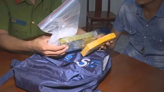 Theo khai nhận, minh sẽ được trả 10 triệu đồng tiền công khi giao 2 bánh heroin và hơn 300 gam ma túy đá