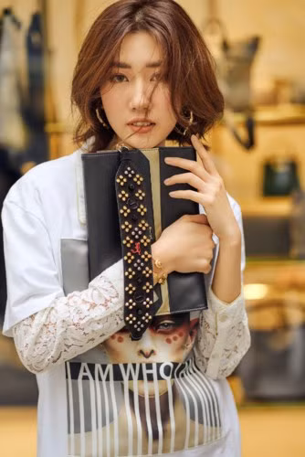 Không bỏ lỡ cơ hội khi được đắm chìm trong khung cảnh lãng mạn của tiết trời cuối năm, Thúy Ngân tìm nhiều cách mix - match trang phục để gây sức hút cho bộ ảnh thời trang của mình.