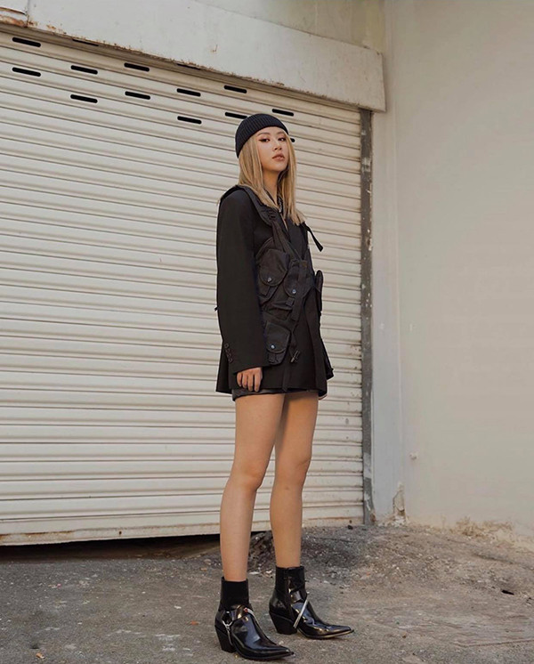 Phụ kiện túi đeo chéo, bốt da đen bóng được Quỳnh Anh Shyn chọn lựa làm điểm nhấn cho set đồ dạo phố.