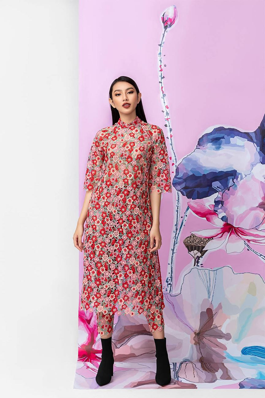 Pha trộn giữa tinh thần truyền thống và hiện đại, thông qua ngôn ngữ hình thể cũng như thần thái biểu cảm gương mặt, Thùy Tiên xuất sắc thể hiện tròn trịa dụng ý của NTK đến giới mộ điệu thời trang. Pha trộn giữa tinh thần truyền thống và hiện đại, thông qua ngôn ngữ hình thể cũng như thần thái biểu cảm gương mặt, Thùy Tiên xuất sắc thể hiện tròn trịa dụng ý của NTK đến giới mộ điệu thời trang.