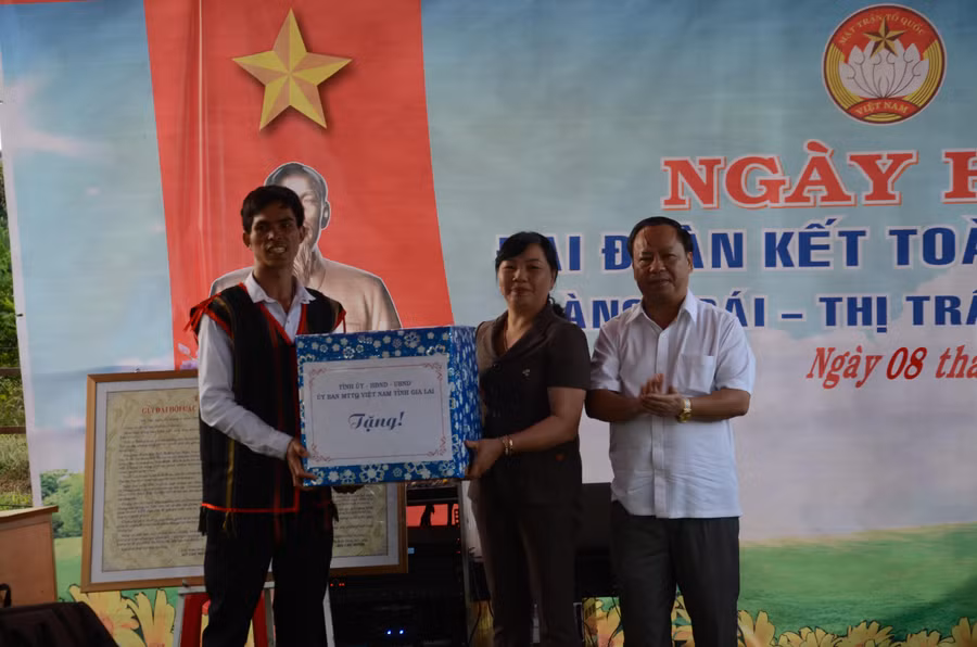 Đồng chí Châu Ngọc Tuấn-Phó Bí thư Tỉnh uỷ (bìa phải) tặng quà cho làng Krái- Ảnh Phương Linh