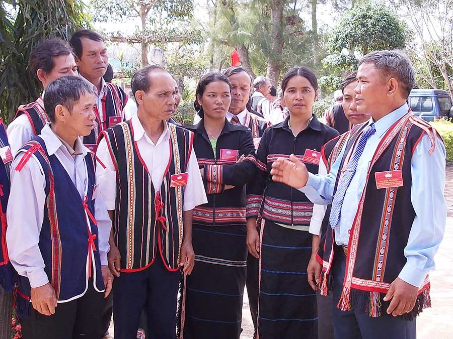 Trao đổi kinh nghiệm tuyên truyền vận động quần chúng vùng dân tộc thiểu số. Ảnh: Thanh Nhật