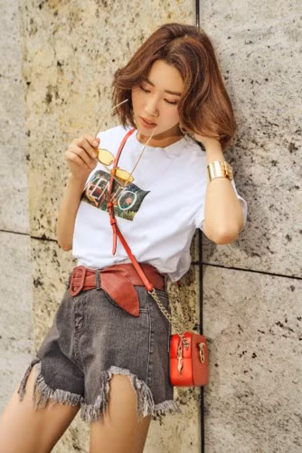  Hoà cùng không khí dịu mát của tiết trời mùa thu ở Thành phố Hồ Chí Minh, nữ diễn viên chọn trang phục trẻ trung, cùng phụ kiện hợp mốt để chưng diện.