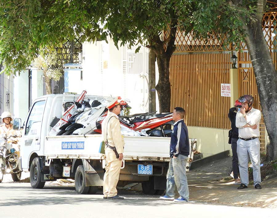 Cảnh sát giao thông xử lý các trường hợp vi phạm trật tự an toàn giao thông. Ảnh: T.N