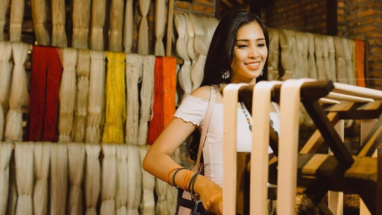 Đó cũng chính là lý do Tiểu Vy muốn mang khăn lụa Hội An đến tặng bạn bè quốc tế.