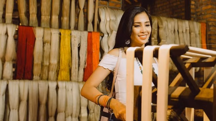 Đó cũng chính là lý do Tiểu Vy muốn mang khăn lụa Hội An đến tặng bạn bè quốc tế.