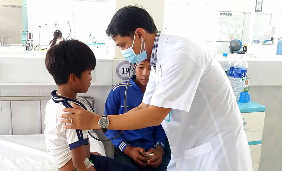 Bác sĩ thăm khám cho bệnh nhi Đinh Đang. Ảnh: Như Nguyện Bác sĩ thăm khám cho bệnh nhi Đinh Đang. Ảnh : Như Nguyện