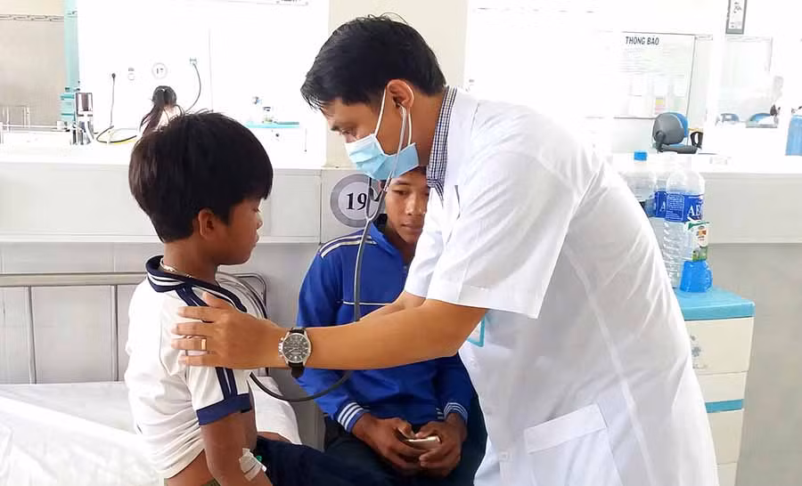 Bác sĩ thăm khám cho bệnh nhi Đinh Đang. Ảnh : Như Nguyện