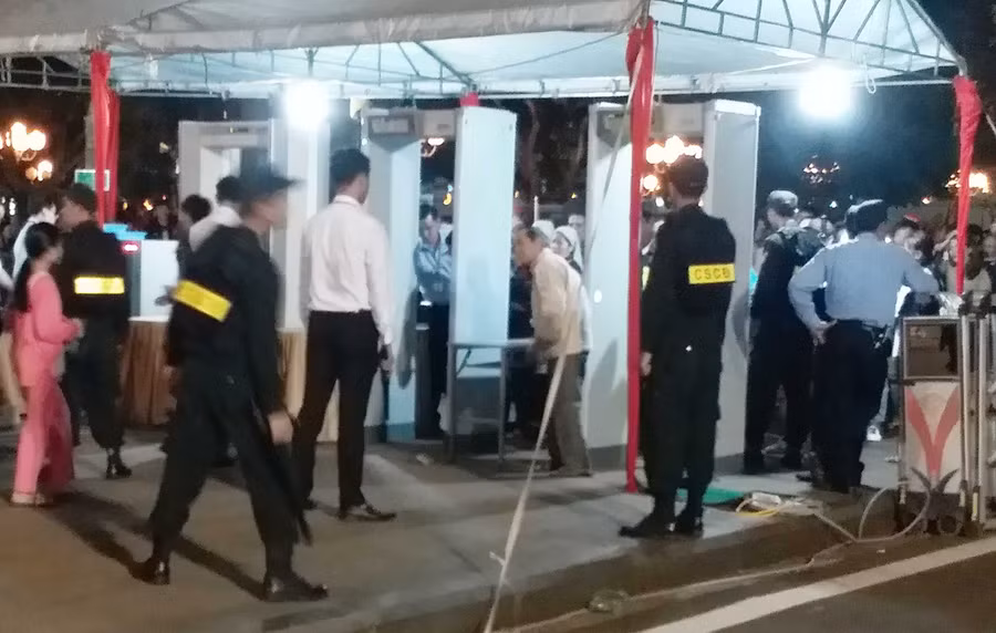 Người dân và du khách làm thủ tục để vào khu vực khán đài. Ảnh: Ngọc Sang