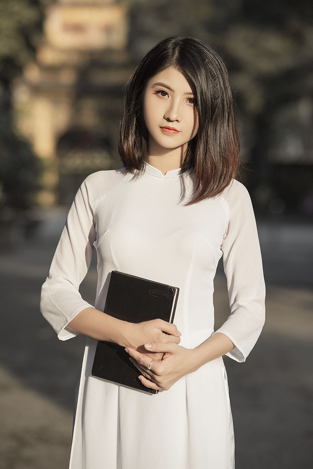 Thùy Linh sở hữu nét đẹp nhẹ nhàng, nụ cười tươi, mỏng manh khiến người đối diện nhìn “chỉ muốn che chở”, thế nhưng ngoài đời cô gái này lại thể hiện sự độc lập, tự tin trong cuộc sống. Trong bộ ảnh áo dài được nhiếp ảnh gia Kiên Ka Ka ghi lại mới đây, Linh nổi bật và duyên dáng, đây cũng sẽ là những khoảnh khắc đáng nhớ trong năm tháng thanh xuân của cô. Thùy Linh sở hữu nét đẹp nhẹ nhàng, nụ cười tươi, mỏng manh khiến người đối diện nhìn “chỉ muốn che chở”, thế nhưng ngoài đời cô gái này lại thể hiện sự độc lập, tự tin trong cuộc sống. Trong bộ ảnh áo dài được nhiếp ảnh gia Kiên Ka Ka ghi lại mới đây, Linh nổi bật và duyên dáng, đây cũng sẽ là những khoảnh khắc đáng nhớ trong năm tháng thanh xuân của cô.