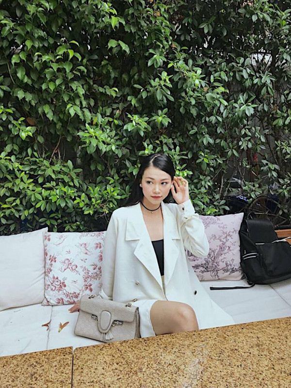 Áo blazer ăn khách mùa thu đông được người đẹp sử dụng cùng áo quây tông màu tương phản. Áo blazer ăn khách mùa thu đông được người đẹp sử dụng cùng áo quây tông màu tương phản.