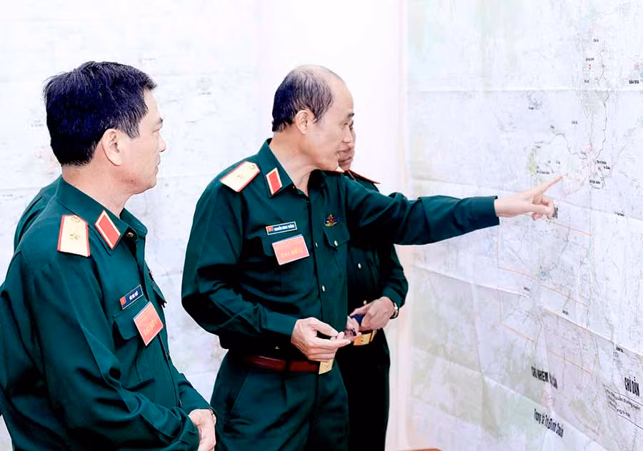 Thiếu tướng Bùi Huy Biết-Chính ủy Quân đoàn 3 và Thiếu tướng Nguyễn Hùng Thắng-Phó Chủ nhiệm-Tham mưu trưởng TCHC kiểm tra công tác chấm thi. Ảnh: Sơn Tùng