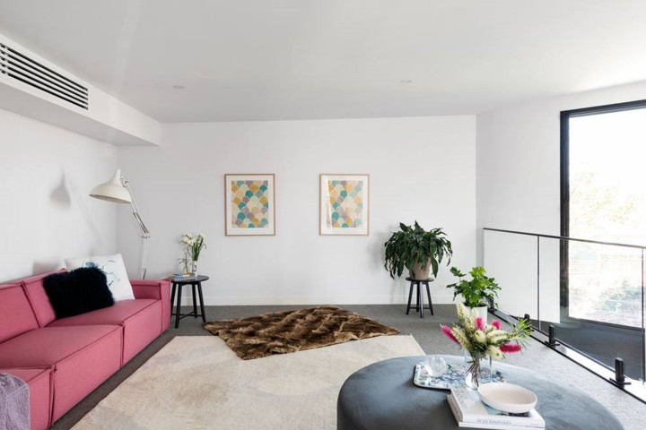 Cạnh hành lang tầng 2, bộ bàn ghế sofa màu sắc dễ thương là nơi sinh hoạt chung của các thành viên trong gia đình.  Cạnh hành lang tầng 2, bộ bàn ghế sofa màu sắc dễ thương là nơi sinh hoạt chung của các thành viên trong gia đình.