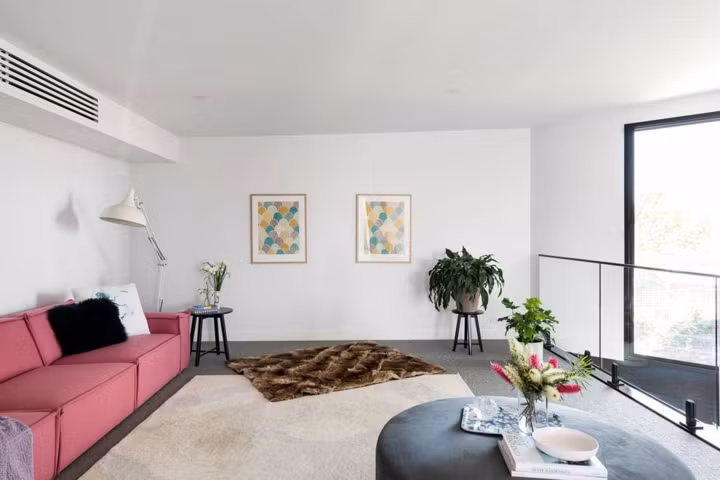  Cạnh hành lang tầng 2, bộ bàn ghế sofa màu sắc dễ thương là nơi sinh hoạt chung của các thành viên trong gia đình.