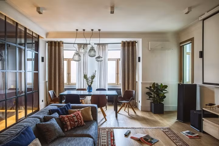 Gối tựa nhiều màu sắc đặt trên một chiếc ghế sofa màu xám tạo ra một phòng khách đầy phong cách và sáng tạo.