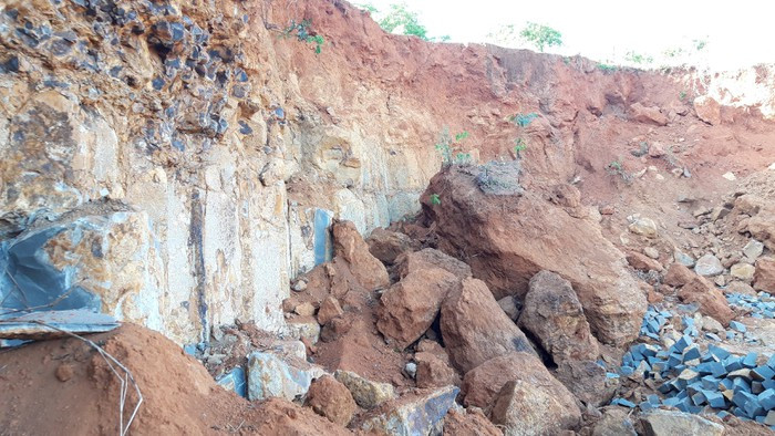 Đất đai bị đào bới để khai thác đá, gây ảnh hưởng đến môi trường